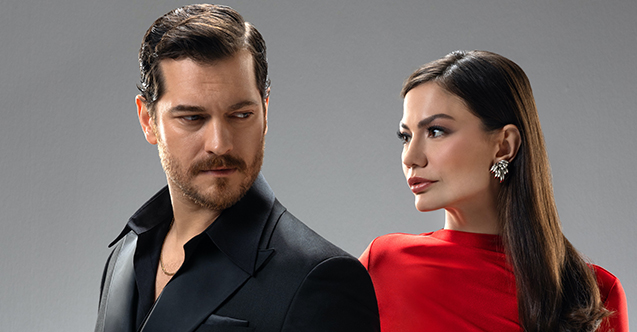 Çağatay Ulusoy ve Demet Özdemir, Eşref Rüya dizisinden resmi tanıtım fotoğrafında karşılıklı bakarken Çağatay Ulusoy ve Demet Özdemir, Eşref Rüya dizisinden resmi tanıtım fotoğrafında karşılıklı bakarken