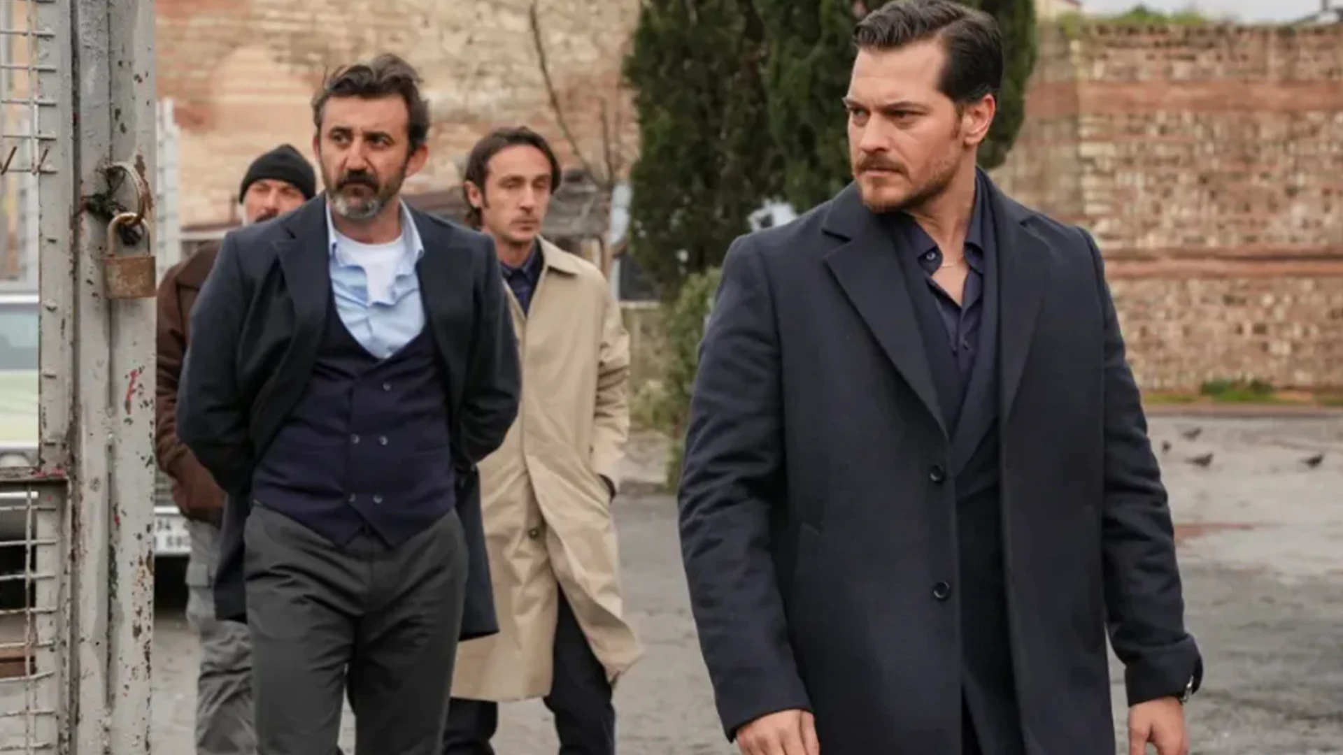 Eşref Rüya 2. bölümden sahne: Çağatay Ulusoy ön planda yürürken, arka planda dizinin diğer karakterleri görünüyor Eşref Rüya 2. bölümden sahne: Çağatay Ulusoy ön planda yürürken, arka planda dizinin diğer karakterleri görünüyor