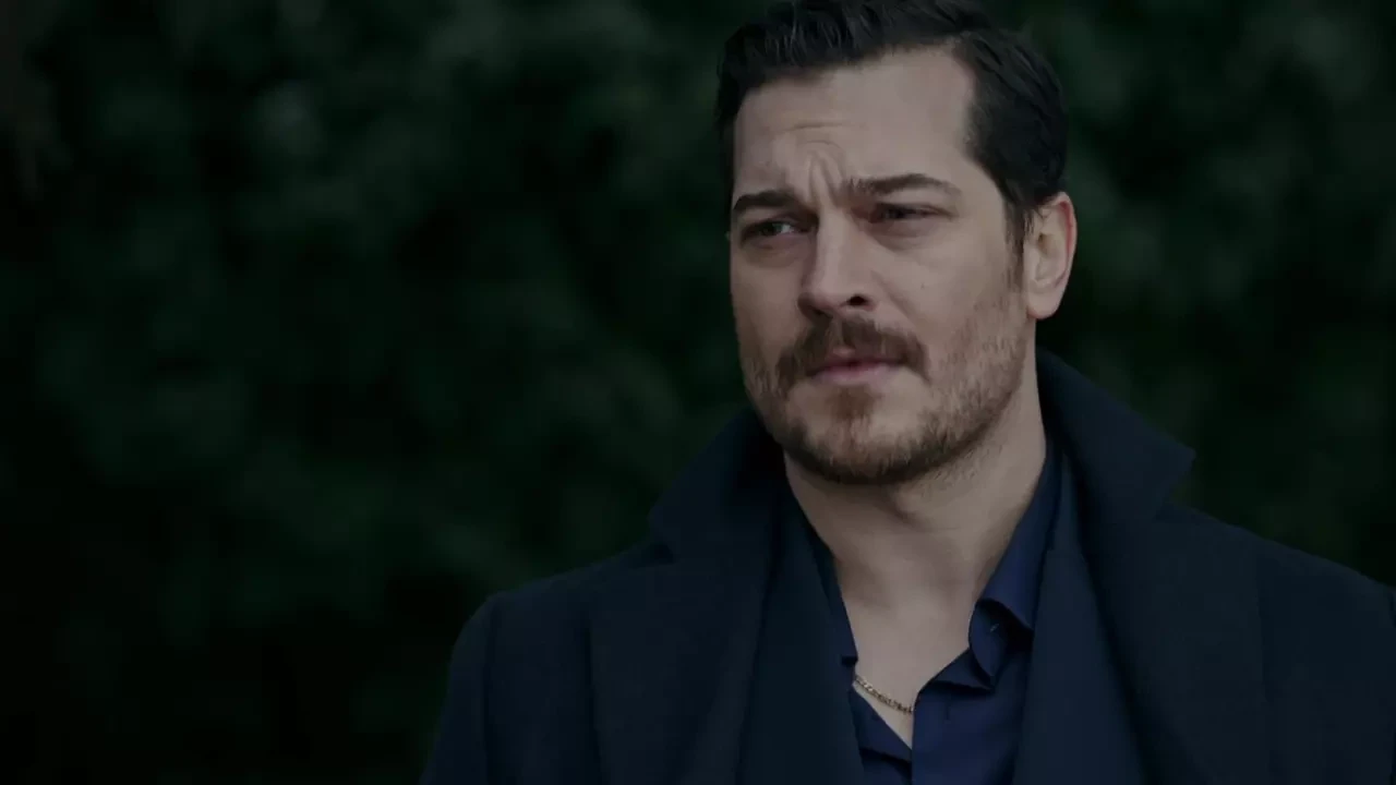 Eşref Rüya dizisinden bir sahnede Çağatay Ulusoy, dış mekanda düşünceli bir ifadeyle ileriye bakarken Eşref Rüya dizisinden bir sahnede Çağatay Ulusoy, dış mekanda düşünceli bir ifadeyle ileriye bakarken