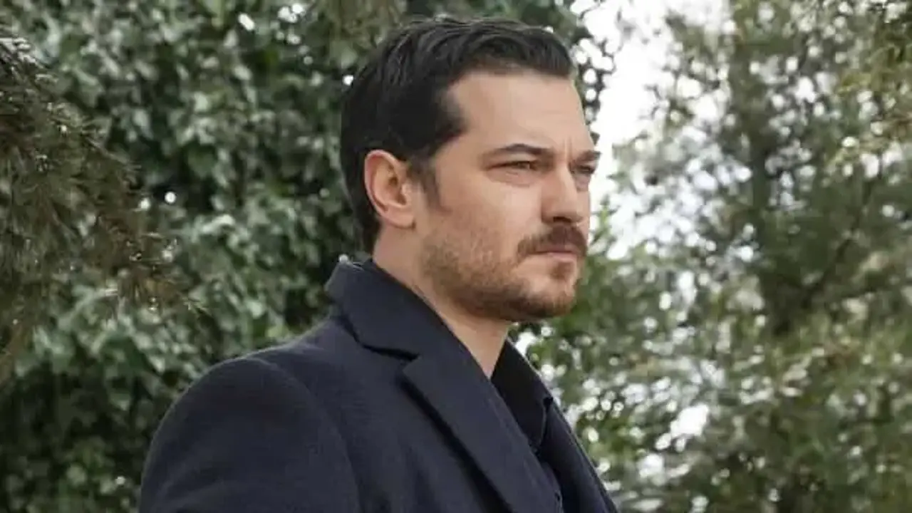Eşref Rüya dizisinde Çağatay Ulusoy’un canlandırdığı karakter, yeşillikler arasında dururken uzaklara bakıyor Eşref Rüya dizisinde Çağatay Ulusoy’un canlandırdığı karakter, yeşillikler arasında dururken uzaklara bakıyor
