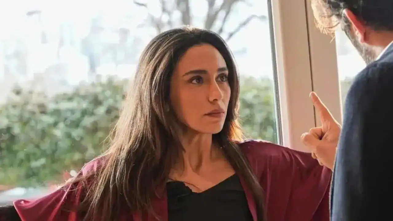 Eşref Rüya dizisinde avukat karakterin tartışma sahnesi, karşısındaki kişiyle yüzleşme ve parmak işareti