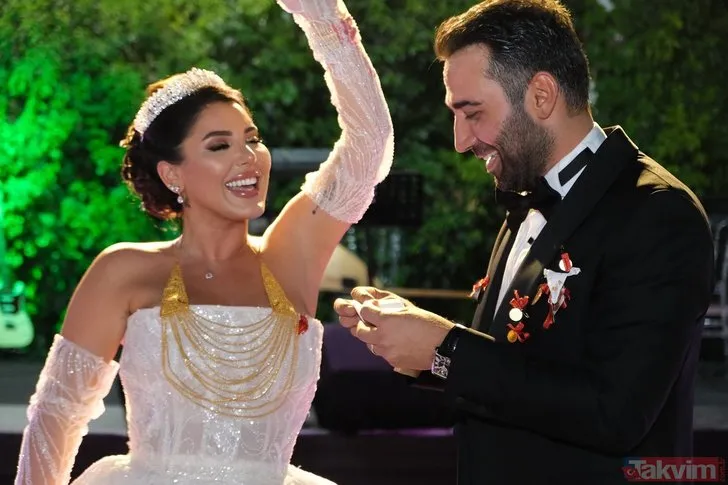 Ferit Kaya'nın düğün töreninden mutlu bir an. Siyah smokin giymiş olan Ferit, beyaz gelinlik içindeki eşi Yasemin Ceren ile birlikte dans ederken görülüyor. Eşi kolunu havaya kaldırmış, ikisi de mutlulukla gülümsüyor.