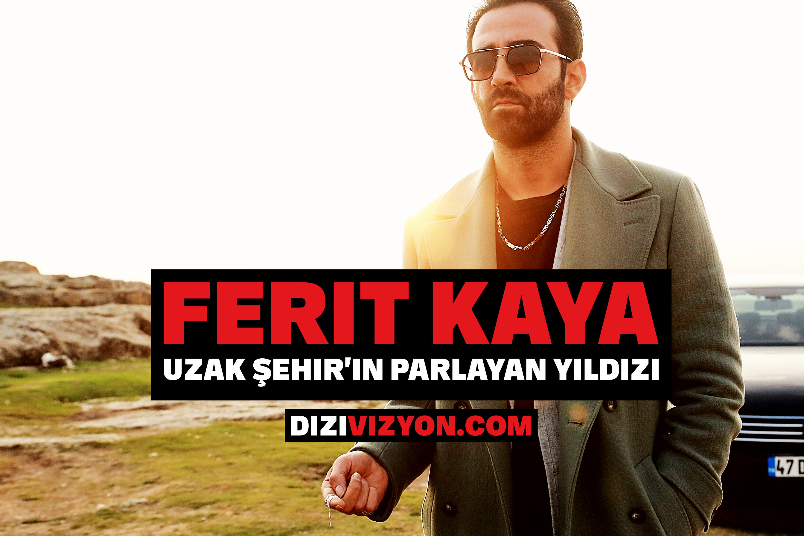 Ferit Kaya'nın stüdyo portresi. Açık gri takım ceket ve gümüş kolye takan oyuncu, kahverengi güneş gözlükleri ile güneş ışığında poz veriyor. Arka planda kayalık bir doğa manzarası görünüyor. Görselin altında kırmızı yazıyla 'FERIT KAYA', beyaz yazıyla 'UZAK ŞEHIR'IN PARLAYAN YILDIZI' ve 'DIZIVIZYON.COM' logosu yer alıyor. Uzak Şehir dizisinin yıldızı için hazırlanmış profesyonel tanıtım görseli.
