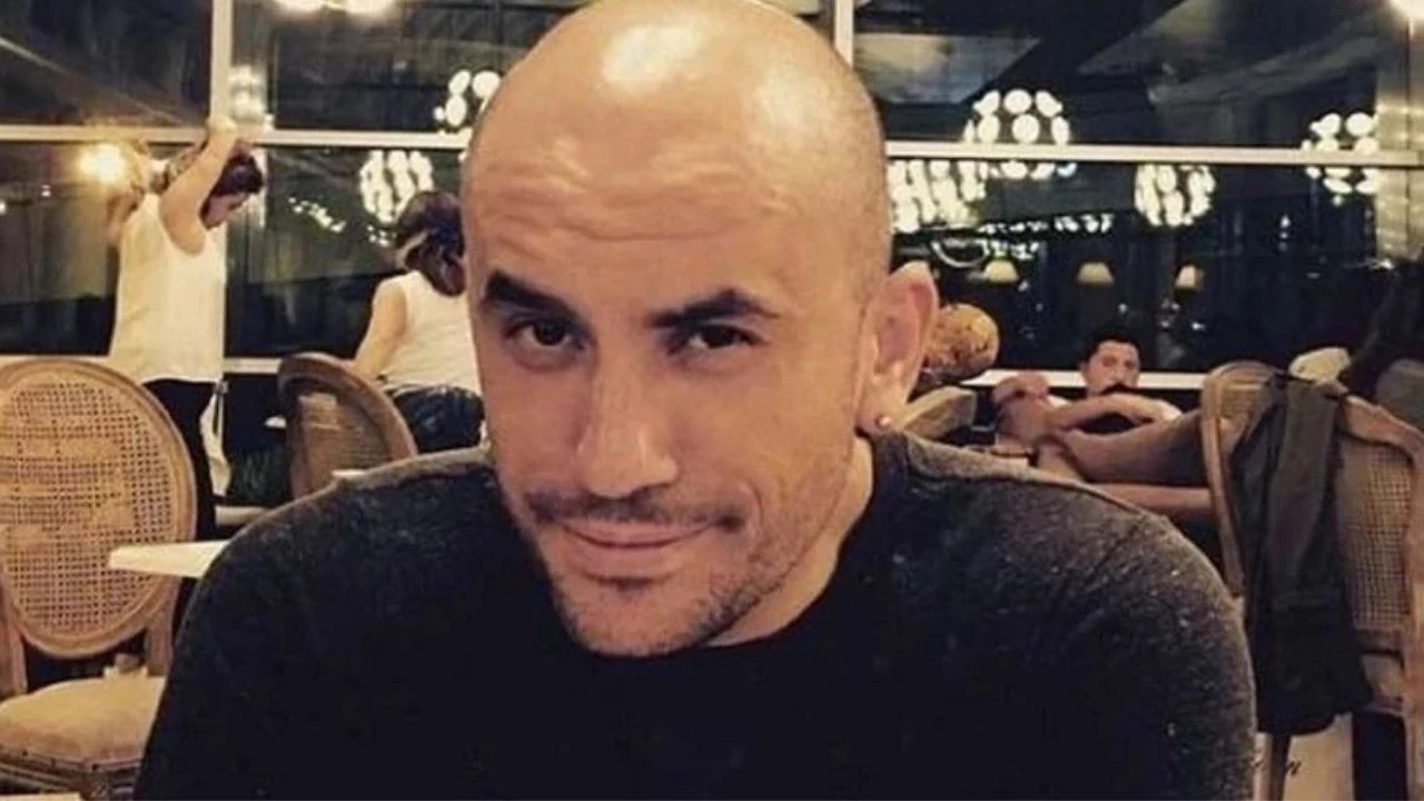 Giray Altınok, Gustav dizisinin yaratıcısı ve başrolü, siyah tişörtüyle samimi bir karede