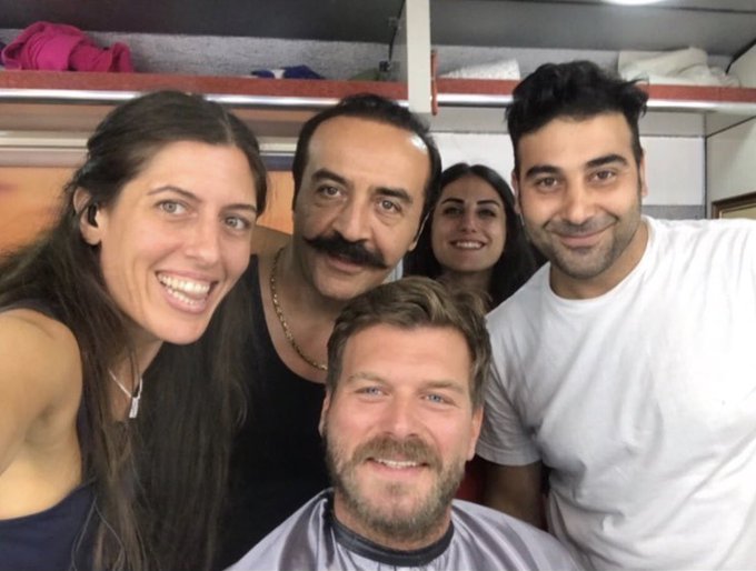 Kıvanç Tatlıtuğ, set ekibiyle birlikte bir karavanın içinde samimi bir poz veriyor. Kıvanç Tatlıtuğ, set ekibiyle birlikte bir karavanın içinde samimi bir poz veriyor.