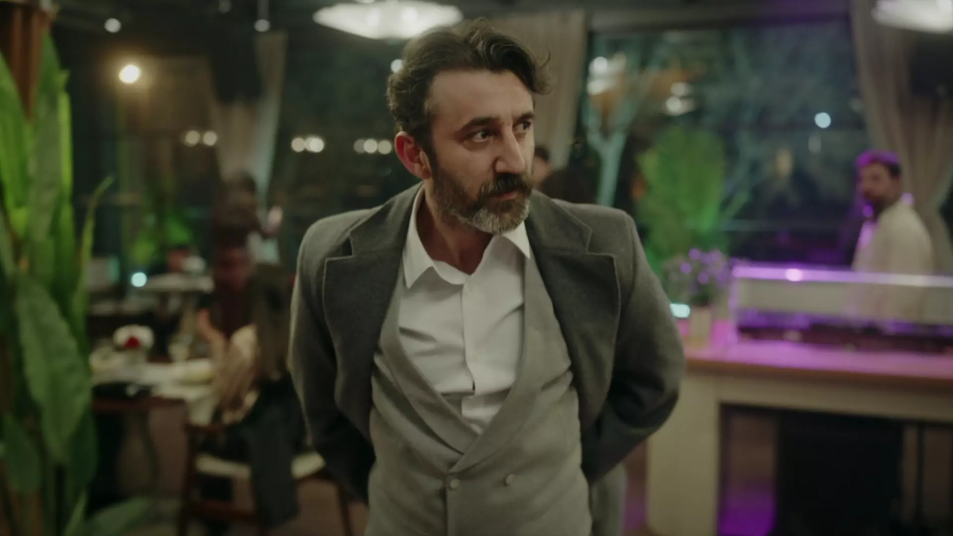 Eşref Rüya dizisi Gürdal Bozok karakterini canlandıran Necip Memili yakın plan portresi, karanlık ve dramatik atmosfer.