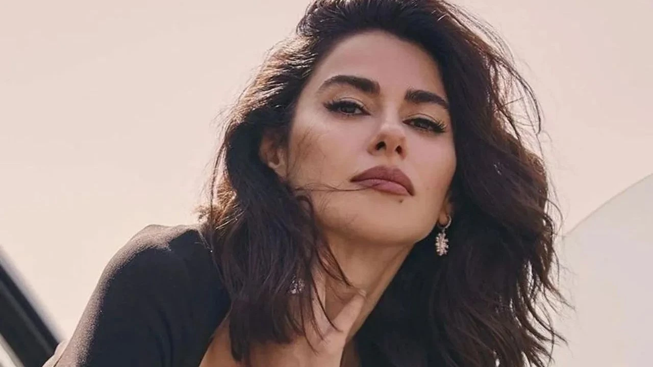 Nesrin Cavadzade rüzgarlı çekimde siyah kıyafetle portre, Daha 17'deki Şebnem rolü ve kariyer rotası analizi için görsel Nesrin Cavadzade rüzgarlı çekimde siyah kıyafetle portre, Daha 17'deki Şebnem rolü ve kariyer rotası analizi için görsel