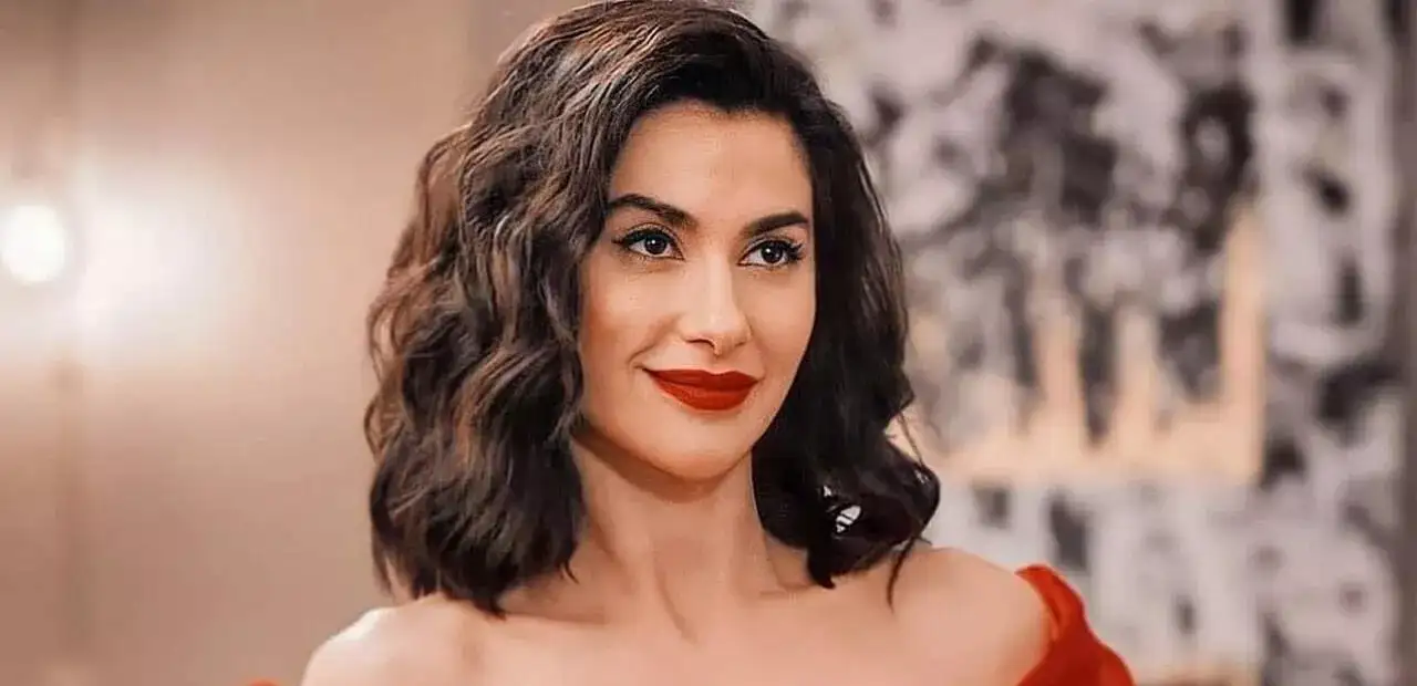 Nesrin Cavadzade kırmızı elbiseyle yakın plan portre, Daha 17 ve Şebnem karakteri üzerine oyuncu profili görseli Nesrin Cavadzade kırmızı elbiseyle yakın plan portre, Daha 17 ve Şebnem karakteri üzerine oyuncu profili görseli