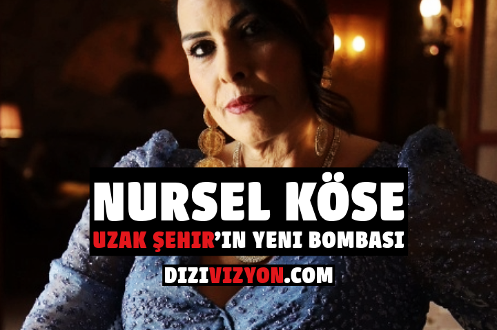 Nursel Köse, boncuk işlemeli parlak mavi bir gece elbisesi içinde. Altın işlemeli gösterişli bir kolye ve küpeler takıyor, saçları topuz yapılmış. Lüks bir mekânda, sıcak ışıklandırma altında, etkileyici sahne varlığını gösteren bir kare.