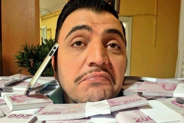 Şinasi Yurtsever'in Türk lirası destelerinin arasında yüzü görünecek şekilde somurttuğu yakın çekim bir fotoğraf. Yanında bir kalem veya termometre bulunuyor. Bu görüntü, oyuncunun komedi yeteneğini ve dizi ekonomisi temalı içerikle uyumlu mizahi bir duruşu sergiliyor. Şinasi Yurtsever'in Türk lirası destelerinin arasında yüzü görünecek şekilde somurttuğu yakın çekim bir fotoğraf. Yanında bir kalem veya termometre bulunuyor. Bu görüntü, oyuncunun komedi yeteneğini ve dizi ekonomisi temalı içerikle uyumlu mizahi bir duruşu sergiliyor.