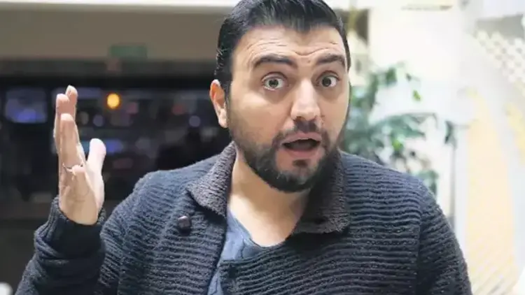 Şaşkın bir ifadeyle elini kaldıran, koyu renkli tekstürlü bir ceket giymiş sakallı Şinasi Yurtsever. İç mekanda çekilmiş bu fotoğrafta, arka planda yumuşak bir aydınlatma görünüyor ve karakteristik abartılı mimikleriyle "Kardeş Payı" dizisindeki rolünü anımsatıyor. Şaşkın bir ifadeyle elini kaldıran, koyu renkli tekstürlü bir ceket giymiş sakallı Şinasi Yurtsever. İç mekanda çekilmiş bu fotoğrafta, arka planda yumuşak bir aydınlatma görünüyor ve karakteristik abartılı mimikleriyle "Kardeş Payı" dizisindeki rolünü anımsatıyor.