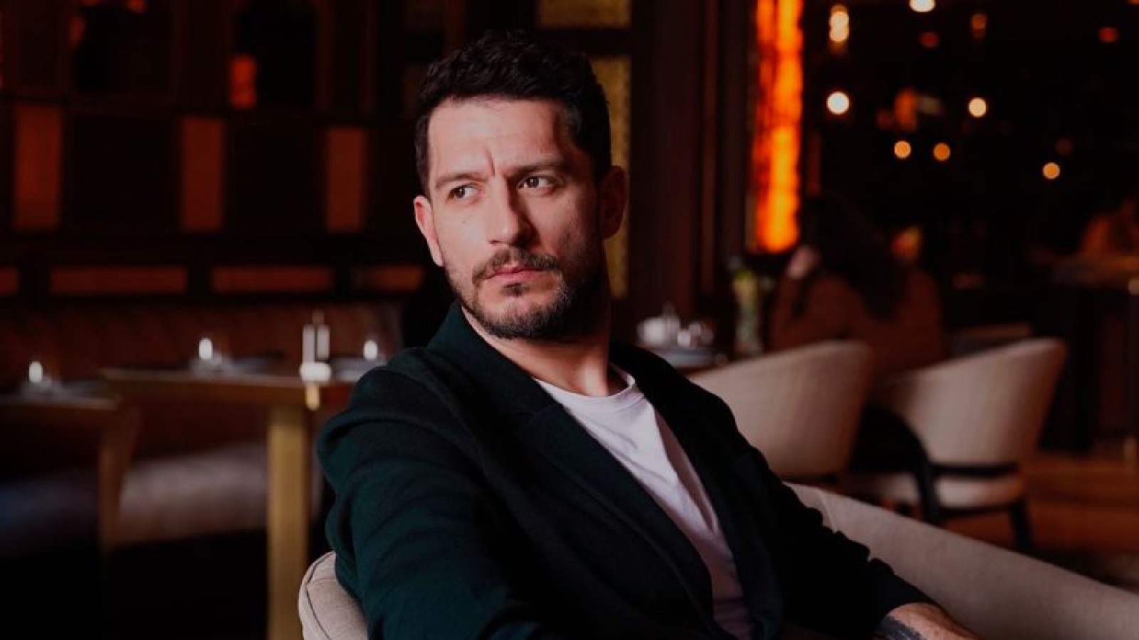 Uraz Kaygılaroğlu röportaj fotoğrafı — karanlık arka plan